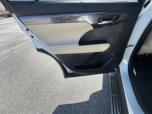 Used 2024 Toyota Highlander Limited image 22