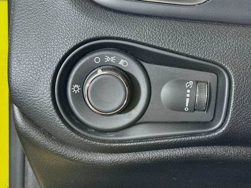 Used 2023 Jeep Renegade Latitude AWD/4WD image 18