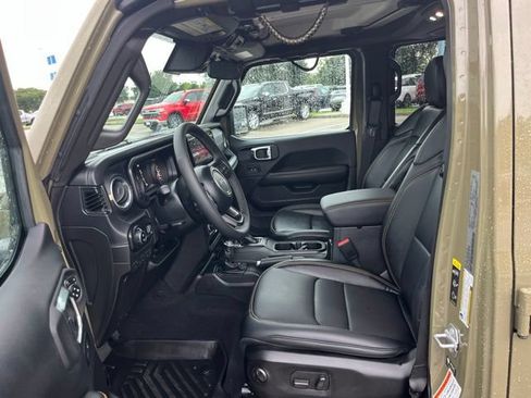 Used 2025 Jeep Gladiator Sport AWD/4WD image 13