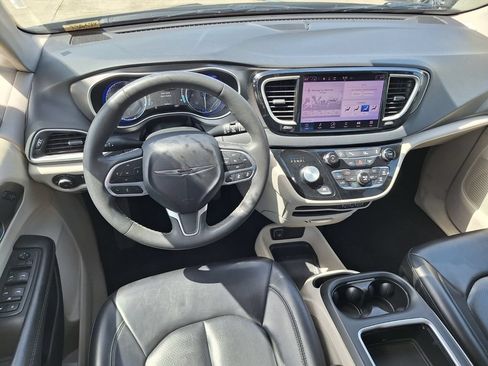 Used 2023 Chrysler Pacifica Touring-L FWD image 9