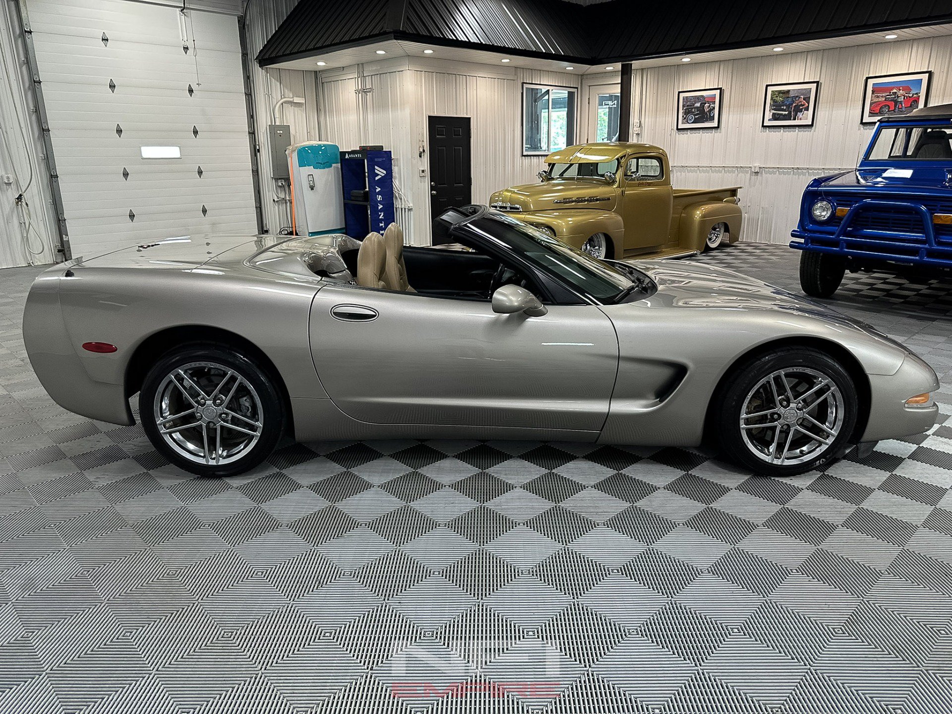 Used 2000 Chevrolet Corvette Coupe w/ Memory Pkg RWD image 12