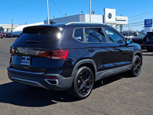 Used 2023 Volkswagen Taos SE w/ Panoramic Sunroof Package image 7