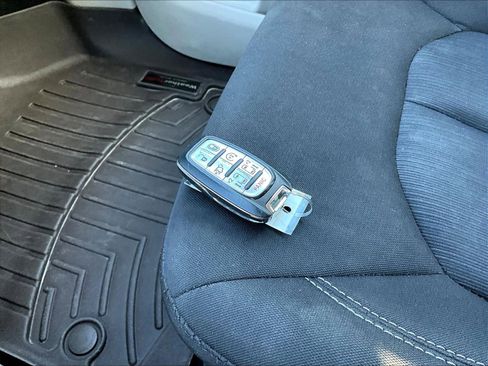Used 2023 Chrysler Voyager LX FWD image 30