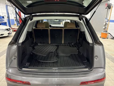 Used 2022 Audi Q7 Premium w/ Convenience Package image 11