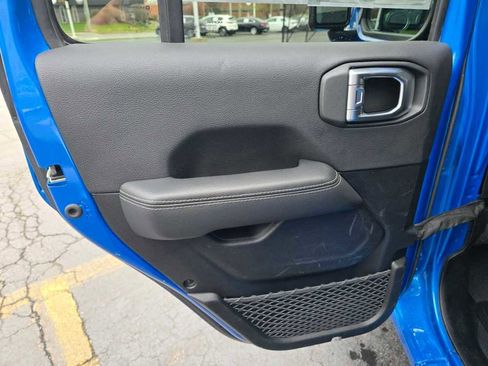Used 2023 Jeep Wrangler Sahara AWD/4WD image 33