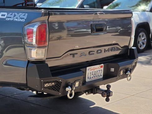 Used 2020 Toyota Tacoma TRD Off-Road w/ Technology Package AWD/4WD image 10