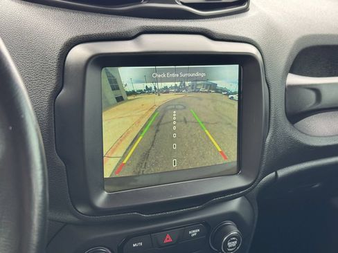 Used 2018 Jeep Renegade Altitude w/ UConnect 8.4 Nav Group AWD/4WD image 21