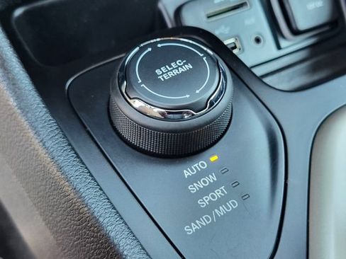 Used 2015 Jeep Cherokee Limited AWD/4WD image 26