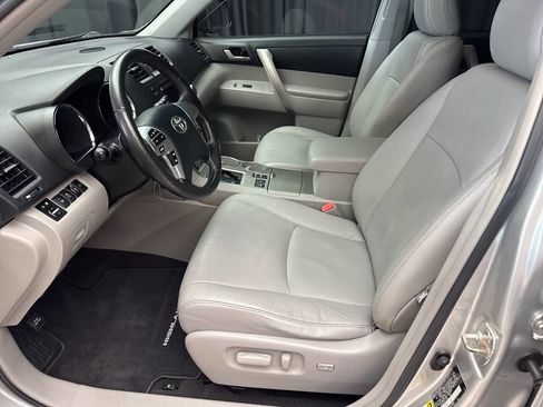 Used 2012 Toyota Highlander SE w/ Tow Pkg image 18