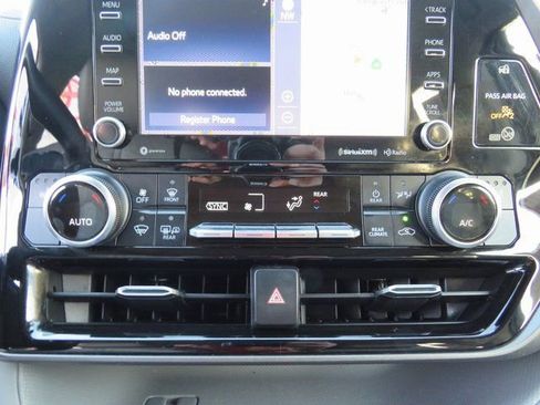 Used 2022 Toyota Highlander XLE image 30