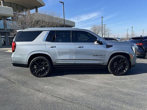 Used 2025 GMC Yukon Denali w/ Denali Reserve Package image 2