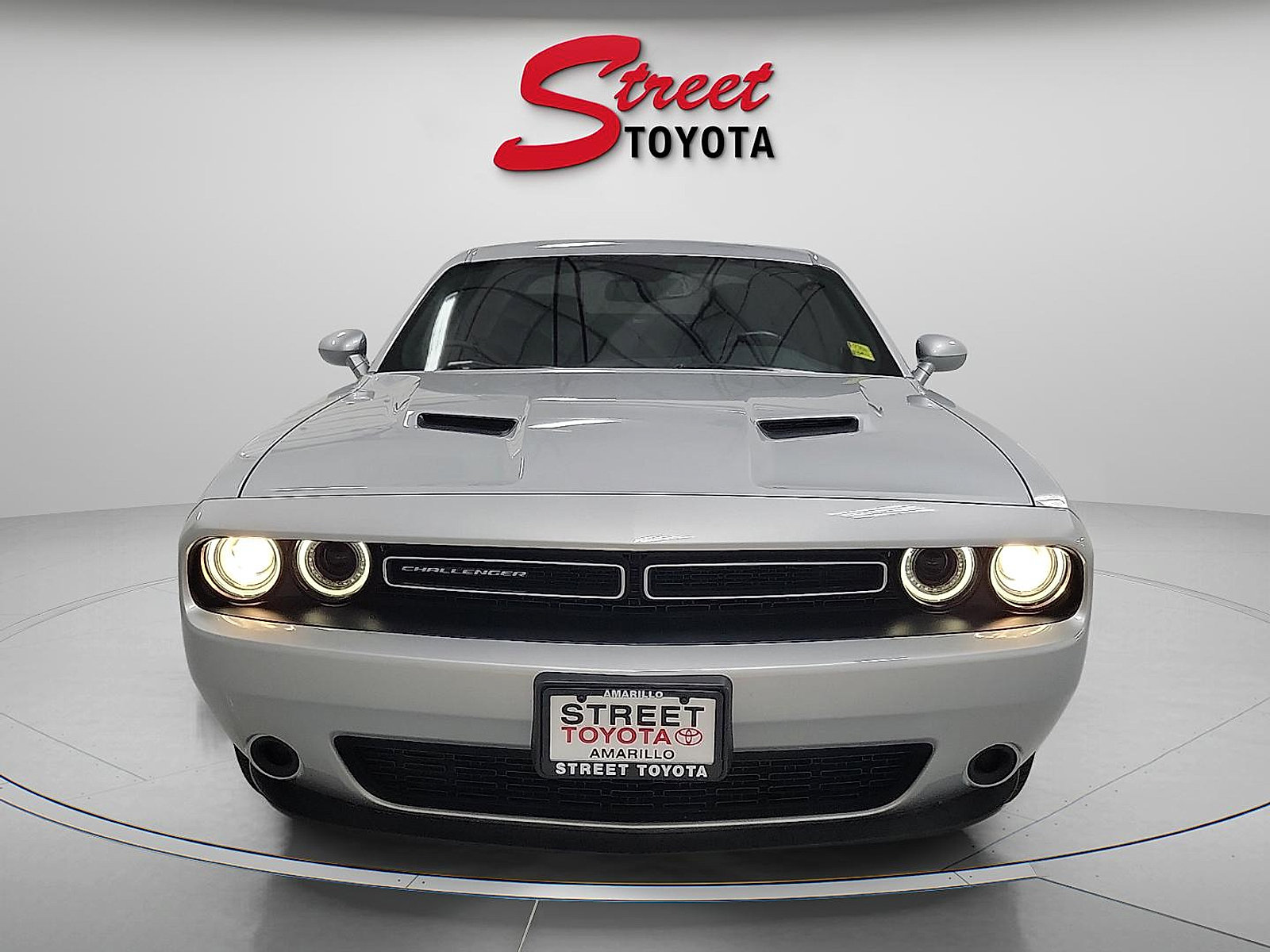 Used 2022 Dodge Challenger SXT RWD image 6
