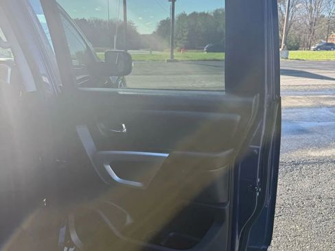 Used 2017 Nissan Titan SV image 31