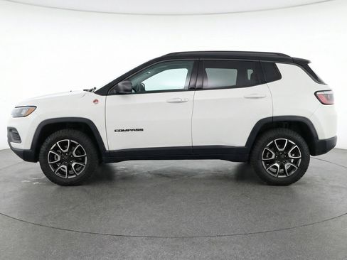 Used 2025 Jeep Compass Trailhawk AWD/4WD image 5