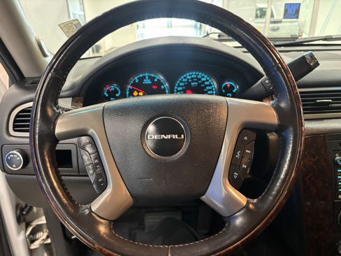 Used 2011 GMC Yukon XL Denali image 24