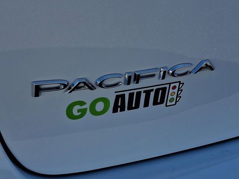 Used 2023 Chrysler Pacifica Touring-L FWD image 35