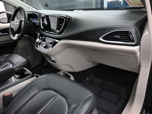 Used 2023 Chrysler Pacifica Touring-L FWD image 49