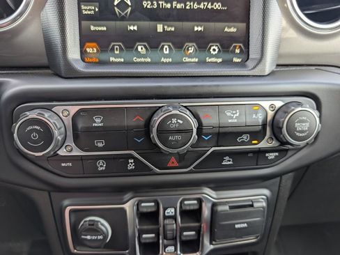 Used 2023 Jeep Wrangler Sahara image 30