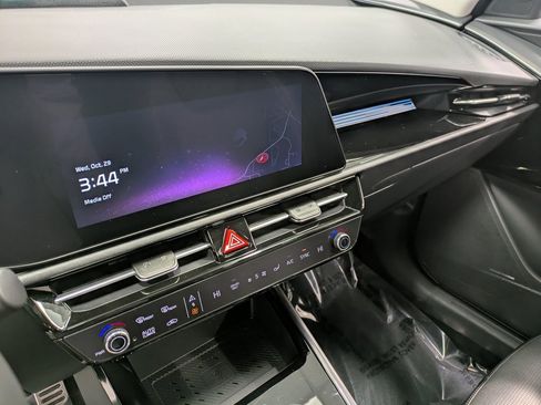 Certified 2024 Kia Niro SX Touring image 11