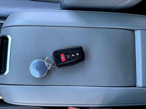 Used 2022 Toyota Highlander Limited image 14