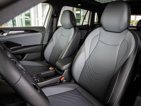 New 2026 Volkswagen Tiguan SE R-Line FWD image 24