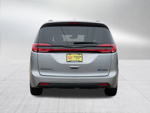 Used 2021 Chrysler Pacifica Limited w/ Uconnect Theater Family Group image 6