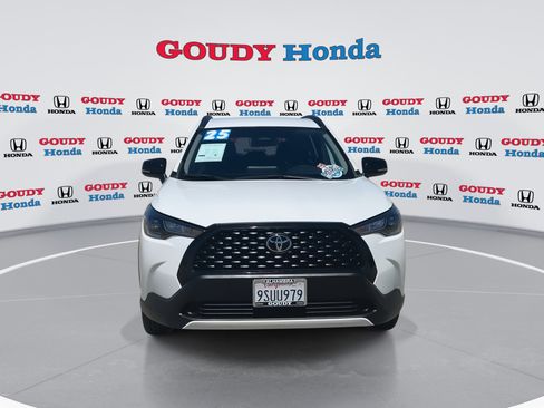 Used 2025 Toyota Corolla Cross LE FWD image 3