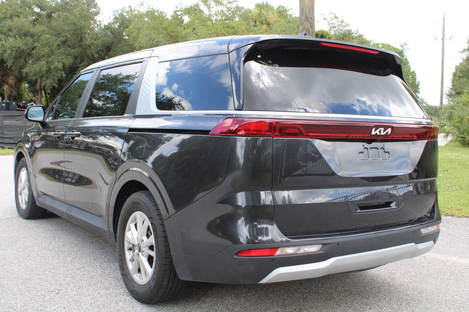 Used 2024 Kia Carnival LX FWD image 4