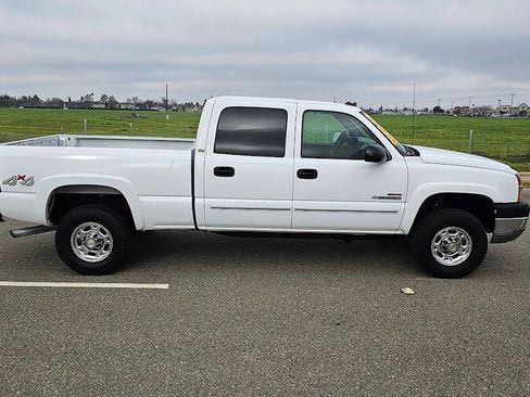 Used 2004 Chevrolet Silverado 2500 LT w/ Skid Plate Package image 4