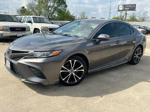 Used 2019 Toyota Camry SE image 2