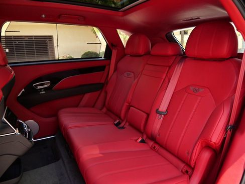 Used 2024 Bentley Bentayga Extended Wheelbase image 16