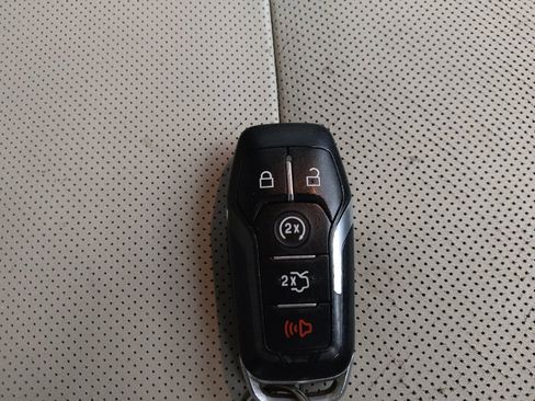 Used 2016 Ford Explorer Platinum image 32