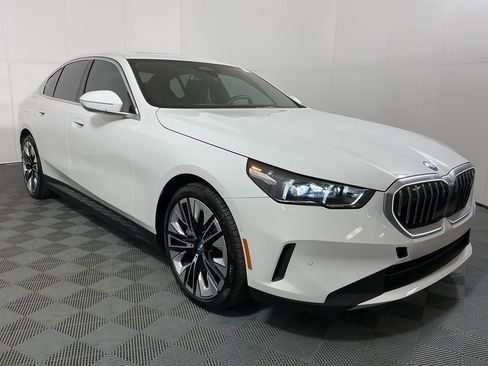 Certified 2024 BMW i5 eDrive40i w/ Premium Package image 3