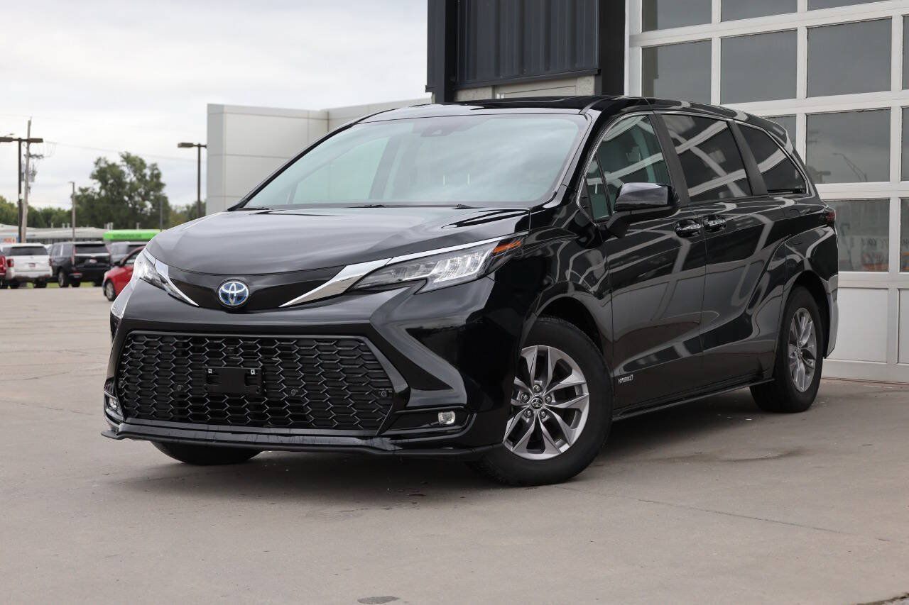 Used 2021 Toyota Sienna XLE FWD image 3
