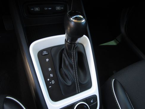 Used 2022 Hyundai Venue Limited FWD image 20