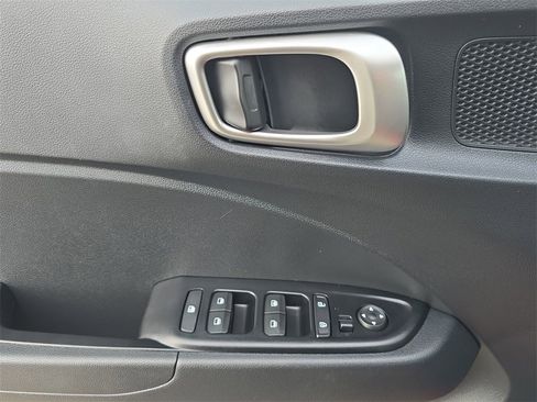 Used 2023 Hyundai Venue SE image 24