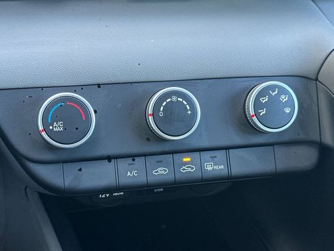 Used 2025 Hyundai Elantra SE FWD image 18