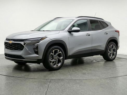 Used 2025 Chevrolet Trax LT FWD image 3