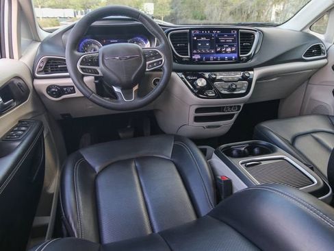 Used 2023 Chrysler Pacifica Touring-L FWD image 16
