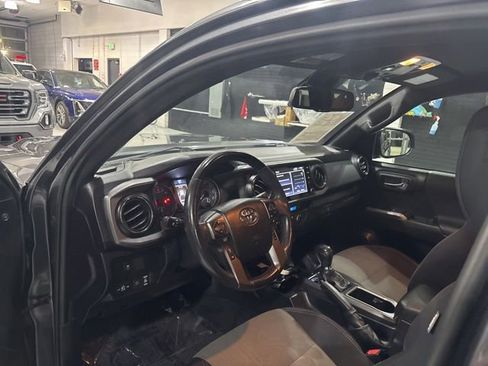 Used 2021 Toyota Tacoma TRD Off-Road w/ Technology Package AWD/4WD image 10