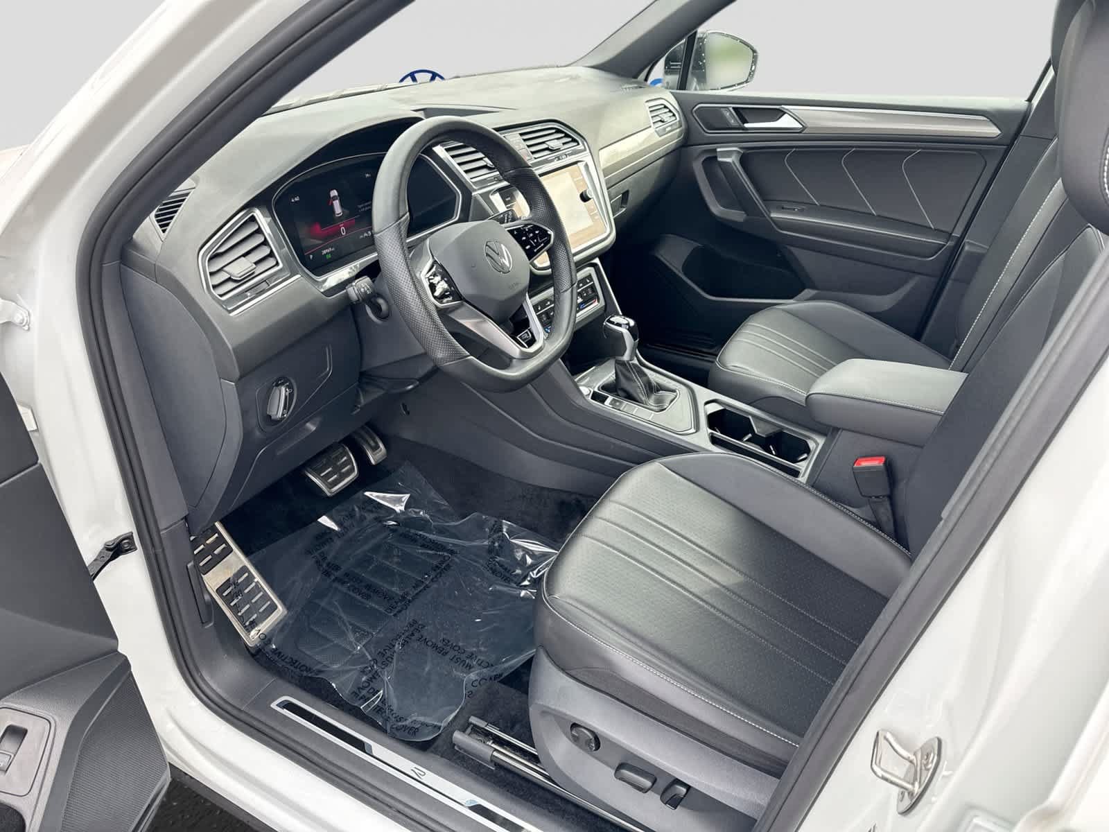 Used 2024 Volkswagen Tiguan SE R-Line FWD image 10