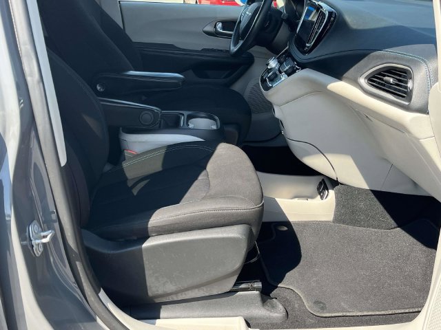 Certified 2021 Chrysler Pacifica Touring FWD image 23