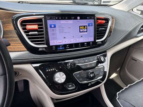 Used 2022 Chrysler Pacifica Limited FWD image 38
