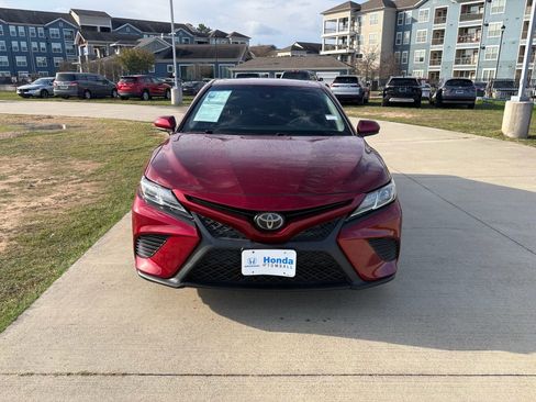 Used 2018 Toyota Camry SE image 3