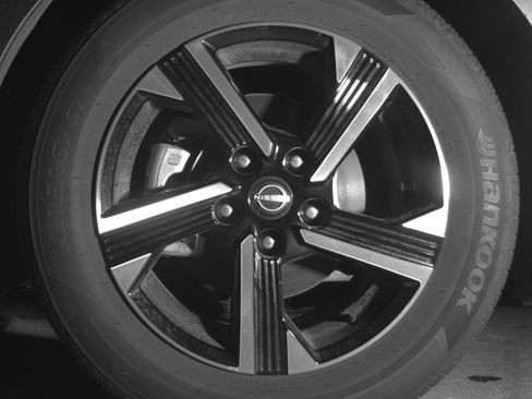 Used 2025 Nissan Sentra SV FWD image 9
