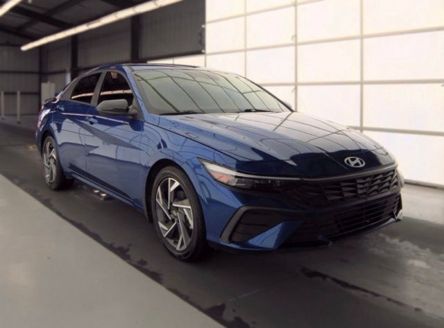 Used 2025 Hyundai Elantra Sport FWD image 2
