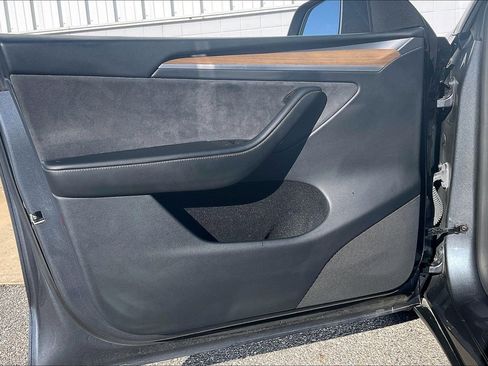 Used 2023 Tesla Model Y Long Range image 27