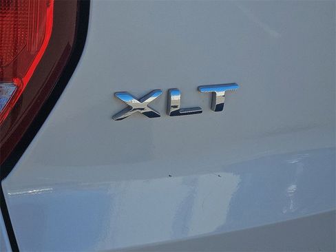 Used 2018 Ford Explorer XLT w/ Equipment Group 201A image 11