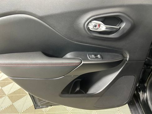 Used 2020 Jeep Cherokee Trailhawk image 17