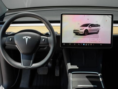 Used 2024 Tesla Model Y Long Range RWD image 10